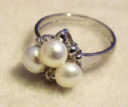 Jewelry/threewhitepearlring.JPG